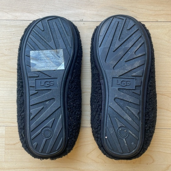 Ugg - Womens Plushy Slippers, size 6 US womens, color black. - Picture 4 of 5